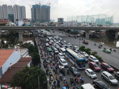 Nâng đường Nguyễn Hữu Cảnh thêm 1,2m, dân Sài Gòn lo nhà biến thành hầm