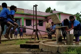 Video: Học sinh ở ngôi trường nghèo chơi bập bênh để lấy nước sạch