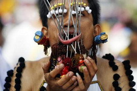 Video: Rợn người xem lễ hội ăn chay độc đáo ở Thái Lan