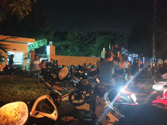 Công nhân chết bất thường, người nhà đưa thi thể đến vây nhà máy