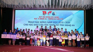Quỹ học bổng Vừ A Dính tặng 126 suất học bổng cho học sinh dân tộc thiểu số Nghệ An