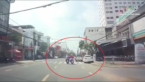 Clip: 2 tên cướp côn đồ giật túi xách người phụ nữ ở Đồng Nai