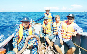 Cứu 12 ngư dân chìm tàu gần đảo Đá Tây