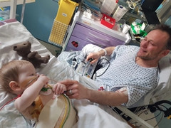 Người cha bật khóc, nắm chặt tay con trai vừa tỉnh lại sau ca ghép gan