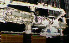 Video: Phi hành gia đi bộ ngoài không gian