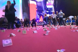 Video: Khán giả náo loạn nhặt mưa tiền ở diễn đàn kinh tế