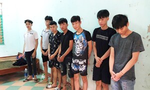Côn đồ tuổi teen dùng kiếm Nhật hỗn chiến trong đêm