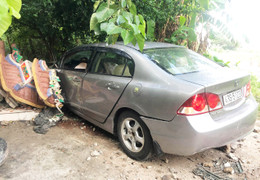 Ô tô tông sập miếu Ông Hổ ở Đà Nẵng sau khi đâm người trọng thương