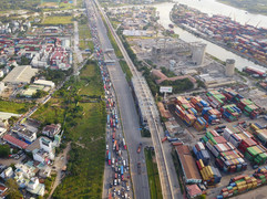 Ảnh: Xe container kín đặc, nút chặt lối vào Sài Gòn