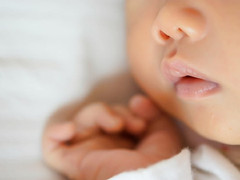 Bé 5 tháng tuổi mắc bệnh hiếm, cha mẹ tưởng bị chân tay miệng