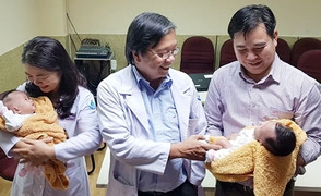 Cặp song sinh dính liền gan ở Quảng Nam xuất viện sau 10 ngày mổ tách