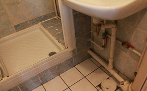 Dư luận phẫn nộ việc giáo viên ép trẻ ăn 3 bữa mỗi ngày trong nhà vệ sinh