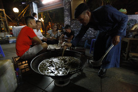 Ảnh, video: Ăn thắng cố, thưởng thức các sản vật núi rừng Hà Giang giữa lòng Hà Nội