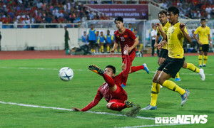 Quang Hải ghi bàn hạ Malaysia: Nhanh một bước chân, vượt một tầm tư duy