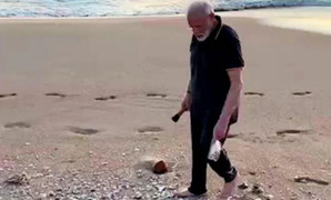 Video: Thủ tướng Ấn Độ nhặt rác trên bãi biển