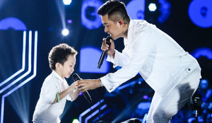 Con trai Tuấn Hưng ngẫu hứng trình diễn trên sân khấu cùng bố