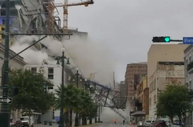 Kinh hãi khoảnh khắc khách sạn đổ sập xuống đường khiến hàng chục người thương vong