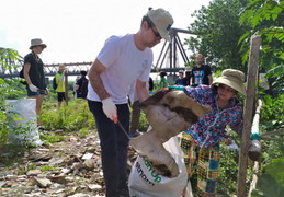Người nước ngoài dọn sạch rác thải chân cầu Long Biên