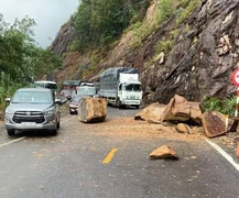 Đá rơi ầm ầm xuống đường, quốc lộ 27C từ Nha Trang đi Đà Lạt ùn tắc dài