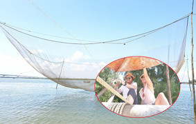 Ảnh: Khách Tây hào hứng cất vó ở phố cổ Hội An