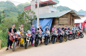 Mặc trang phục dân tộc đi xe phân khối lớn, đoàn rước dâu ở Lào Cai khiến dân mạng chú ý