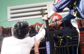 Hàng chục cảnh sát giải cứu người bị chông sắt đâm xuyên tay, mắc kẹt trên hàng rào