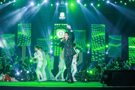 Hơn 10 nghìn khán giả Hà Nội cùng 'lắc' Gapo kết bạn với Khắc Việt