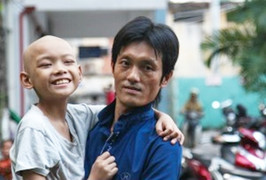 Nghị lực phi thường của cậu bé một chân trong hành trình chống lại bệnh ung thư