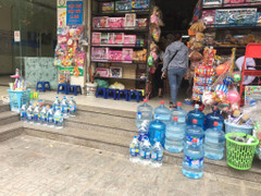 Nước sông Đà nhiễm dầu bẩn: Dân đổ xô mua nước bình, cửa hàng 'hốt bạc'