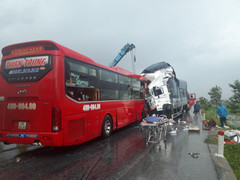 Xe tải đâm xe khách ở Nghệ An, ít nhất 16 người thương vong