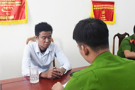 Sẵn có hơi men, đốt cao su cháy to rồi nhỏ trên cơ thể người quen