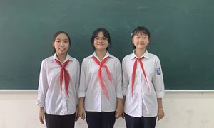 Hà Nội biểu dương ba nữ sinh trả 50 triệu đồng cho người đánh mất