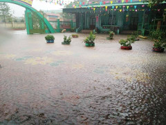 Mưa lớn gây ngập lụt, nhiều tuyến đường bị chia cắt, hàng nghìn học sinh Hà Tĩnh phải nghỉ học