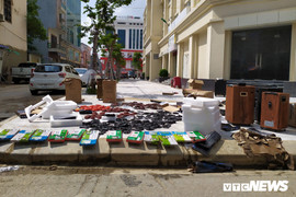 Ảnh: Sau ngập lụt, dân Vinh tất bật phơi sấy hàng hóa, đồ dùng