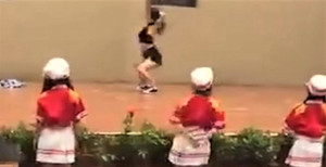 Mời vũ công múa cột biểu diễn ngày khai giảng, hiệu trưởng mầm non bị sa thải