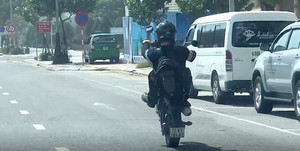 Thanh niên chạy mô tô bốc đầu, làm xiếc trên đường phố Đà Nẵng