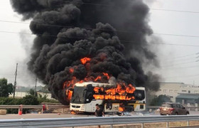 Xe khách bốc cháy ngùn ngụt khi đang chạy trên cao tốc Hà Nội - Bắc Giang