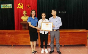 Khen thưởng nữ sinh lớp 12 nhặt được của rơi trả người đánh mất