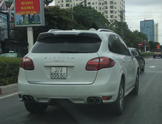 Ngắm dàn xe sang biển 'ngũ quý' ở Nghệ An