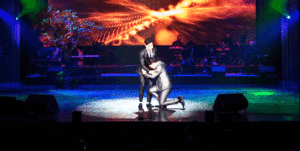 Quán quân 'Thần tượng bolero' quỳ gối trên sân khấu, tạ ơn Ngọc Sơn