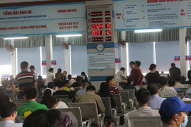 Video: Trắng đêm ở Ga Sài Gòn vẫn chưa mua được vé tàu Tết