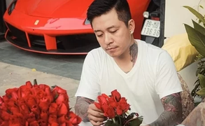 Tuấn Hưng tự bó hoa tặng vợ và mẹ ngày 20/10