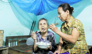 Người phụ nữ nghèo phụng dưỡng bà cụ mù lòa xa lạ suốt 5 năm