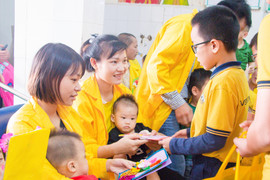 Học sinh Hà Nội tiết kiệm tiền, giúp đỡ 30 bà mẹ có con bị bại não