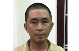 Kẻ ngáo đá ném cá thối, vàng mã vào trụ sở công an