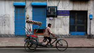 Ngã từ ban công lại rơi trúng ghế xe xích lô, bé trai thoát chết thần kỳ