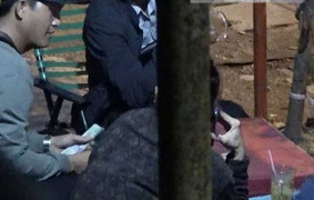 Nhóm chuyên dàn cảnh móc túi ở Suối Tiên tẩu tán đồ ăn cắp thế nào?