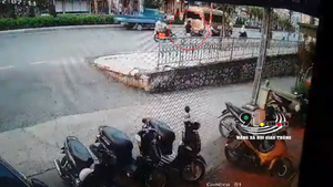 Video: Xe khách lùi bắt khách, tông trọng thương một người