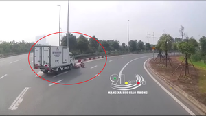 Clip: Xe tải đi ẩu vào cua gấp đâm thanh niên đi xe máy ngã lăn lộn, bò ra đường