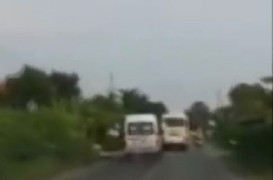 Phẫn nộ ôtô 16 chỗ lấn làn, ép xe khách, suýt gây tai nạn